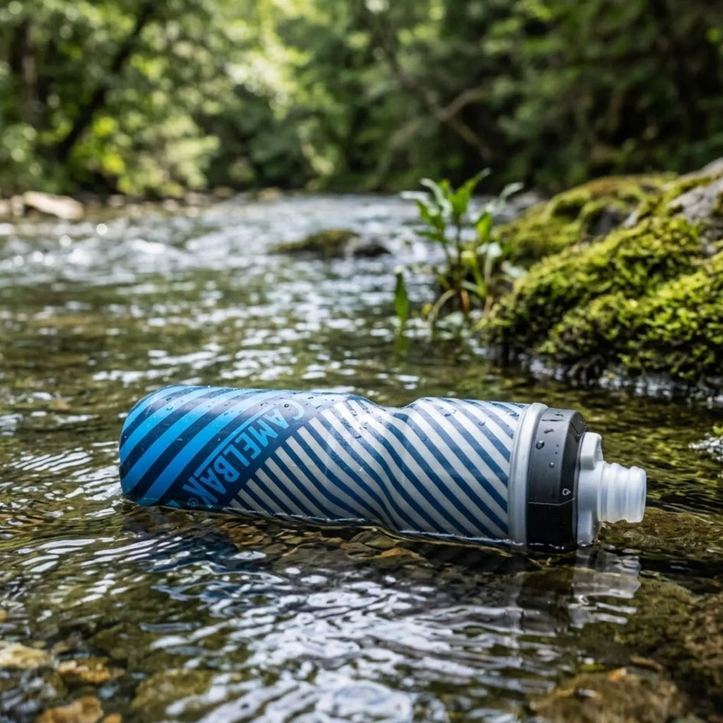 GARRAFA CAMELBAK PODIUM CHILL 24OZ / 710ML - NAVY/BLUE STRIPE (AZUL/AZUL MARINHO/CINZA)