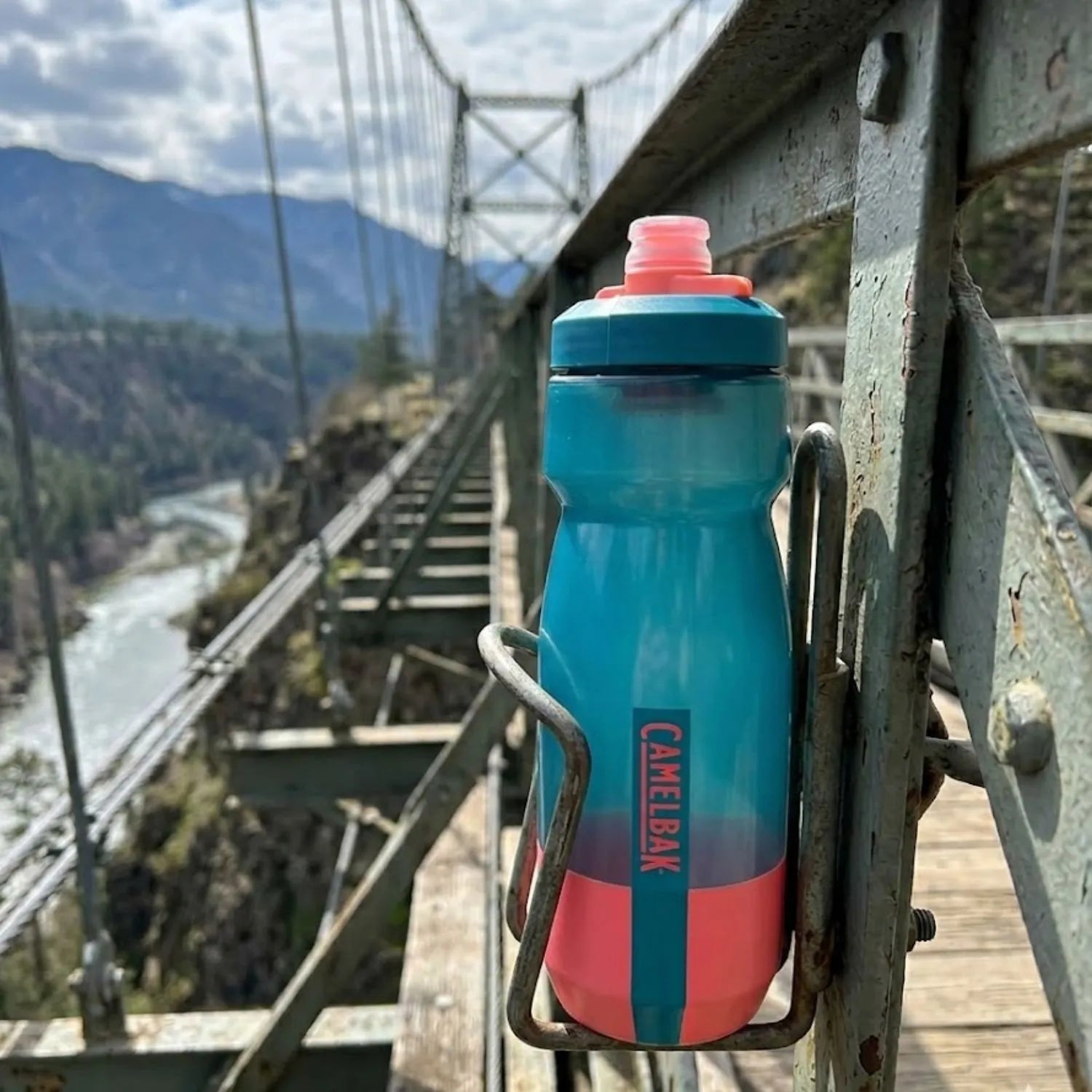 GARRAFA CAMELBAK PODIUM 24OZ / 710ML - MERCURY TEAL (CORAL/AZUL)