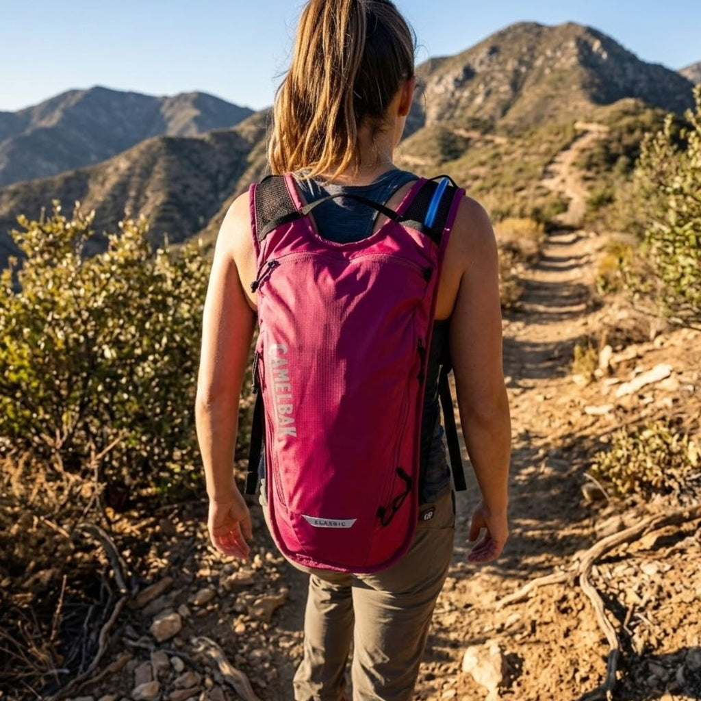 MOCHILA DE HIDRATACAO CAMELBAK CLASSIC LIGHT 70OZ / 2L - BERRY ( ROSA)