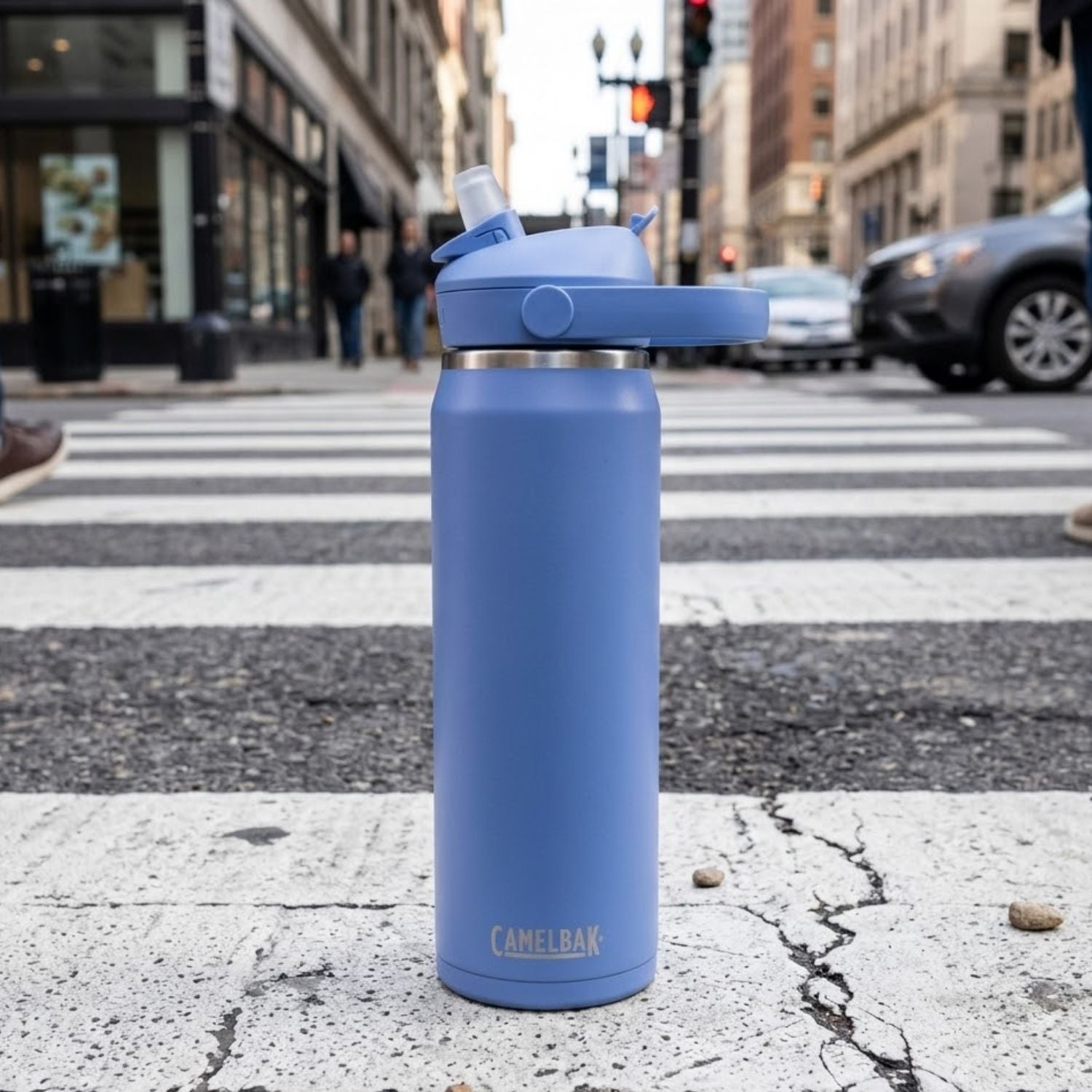 GARRAFA TERMICA CAMELBAK THRIVE FLIP STRAW VSS 25OZ / 740ML - SKY BLUE (AZUL CLARO)
