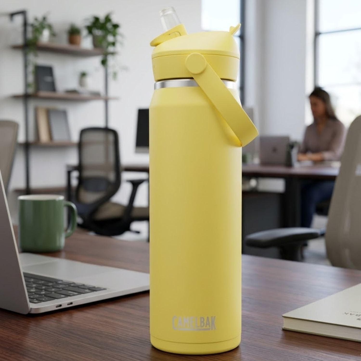 GARRAFA TERMICA CAMELBAK THRIVE FLIP STRAW VSS 25OZ / 740ML -YELLOW BLOOM (AMARELO)

